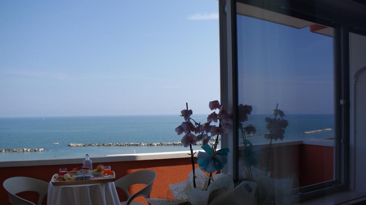 Hotel Palazzo Caveja Римини Экстерьер фото