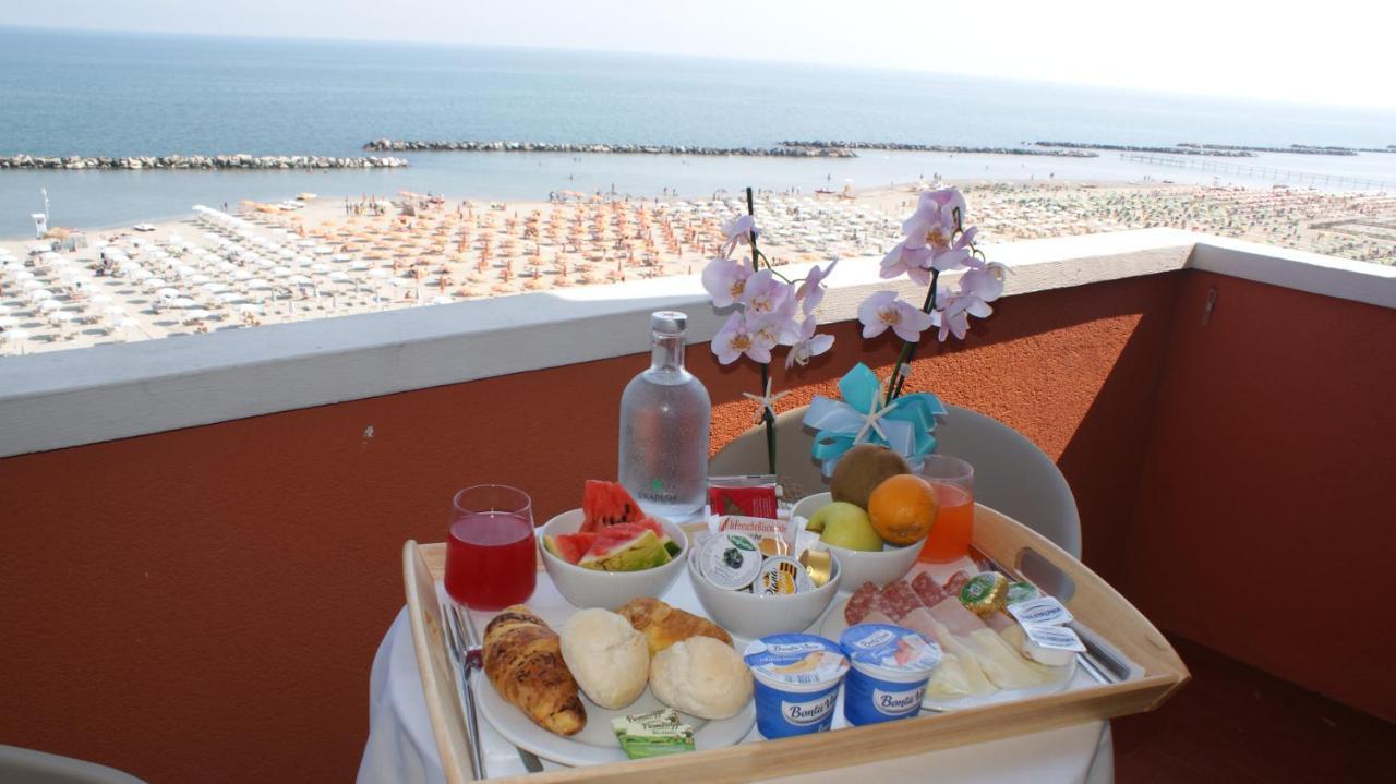 Hotel Palazzo Caveja Римини Экстерьер фото